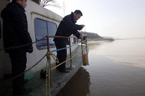 柴油泄漏形成污染帶進入黃河 柴油泄漏形成污染帶進入黃河